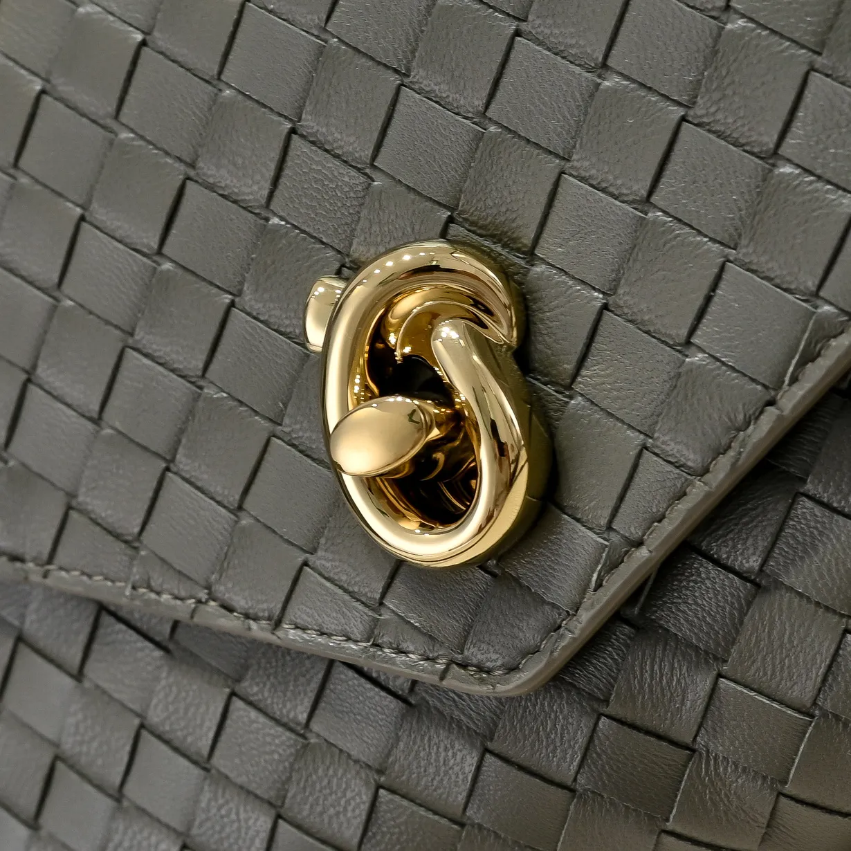 Batch 1660 #Bv new Knot Lock crossbody bag 🎈2025 early spring kont lock new series is hot on the market 🔥The brand's classic weaving process, with kont's metal rotating buttons, are exquisite and eye-catching, which is a luxurious embellishment of details. The upper body is elegant and elegant, with internal double compartments + card slots + back compartment. Super versatile, multiple carrying methods, detachable shoulder strap, portable/shoulder/cross-body, retro and fashionable, easy to carry with exquisite old-line style🫴 Model: 7191 Size: 25x16x5.5